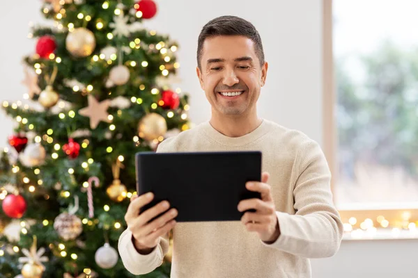 크리스마스에 태블릿을 들고 있는 행복 한 중년 남자 — 스톡 사진
