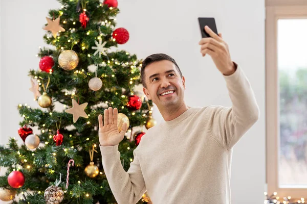 크리스마스에 스마트폰으로 비디오 통화를 하는 남자 — 스톡 사진