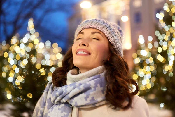 Lycklig kvinna promenader i jul stad på vintern — Stockfoto
