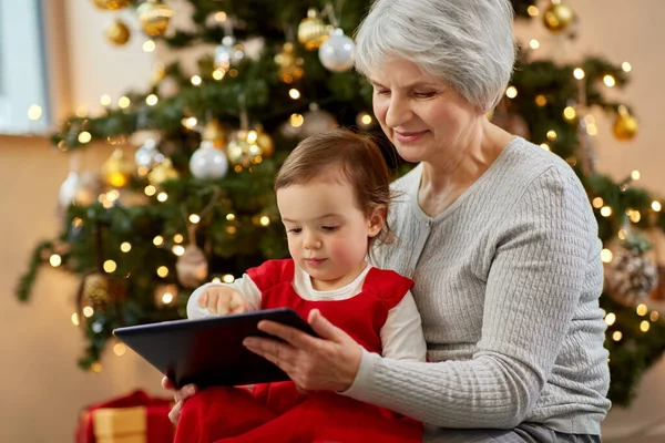 Oma en baby meisje met kerstcadeaus — Stockfoto