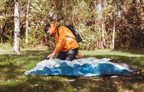 Homem a montar tenda ao ar livre — Fotografia de Stock