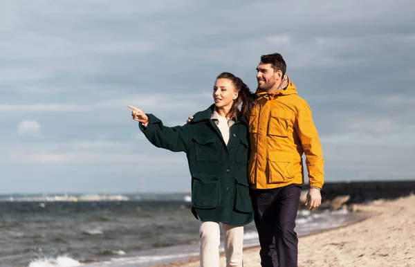 Casal andando ao longo da praia de outono — Fotografia de Stock