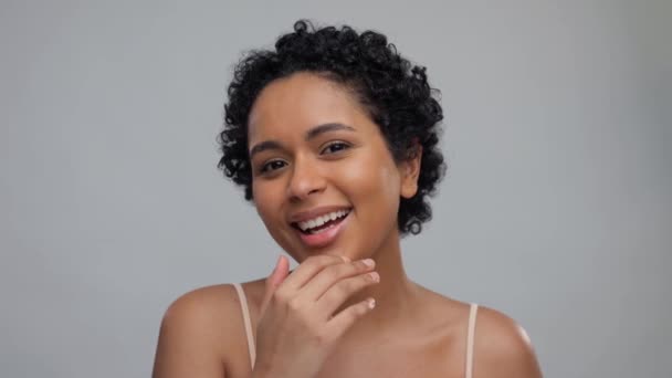 Portret van de jonge vrouw haar gezicht aan te raken — Stockvideo