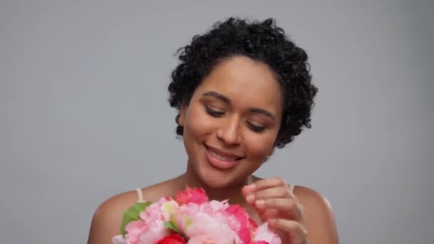 Tânăr african american femeie cu buchet de flori — Videoclip de stoc
