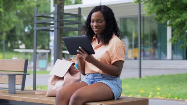 Felice studentessa africana con tablet pc in città — Video Stock