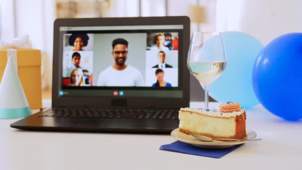 Portátil con personas que tienen fiesta de cumpleaños virtual — Vídeos de Stock