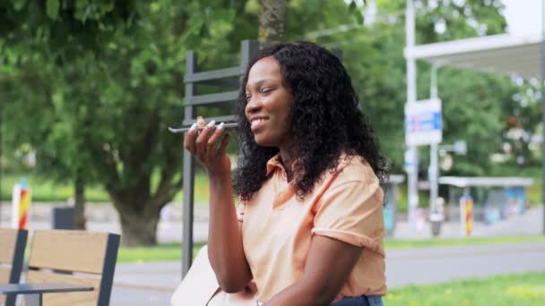 Afrikaanse vrouw opnemen van stem op smartphone — Stockvideo