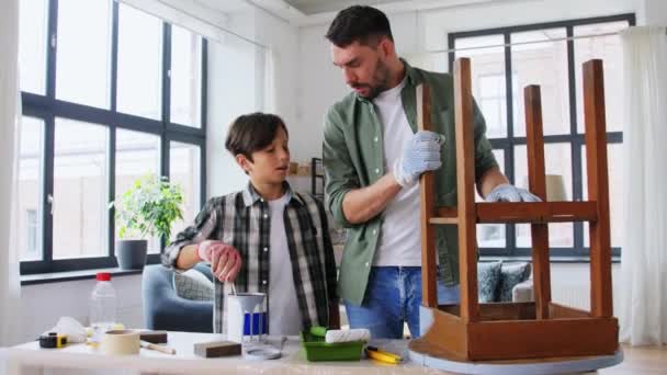 Батько і син перемішують сіру фарбу в домашніх умовах — стокове відео