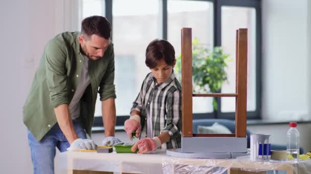 Pai e filho pintando mesa velha na cor cinza — Vídeo de Stock