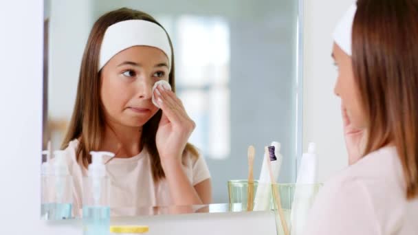 Nastolatka dziewczyna sprzątanie twarzy skóra z bawełny dysk — Wideo stockowe