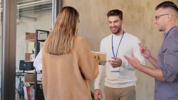 Gente de negocios tomando café para llevar en la oficina — Vídeos de Stock