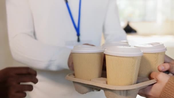 Zakenmensen die afhaalkoffie drinken op kantoor — Stockvideo