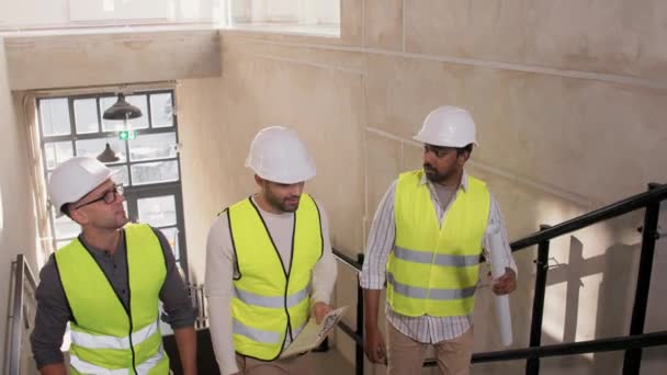 Architekti v helmách kráčející po schodech do kanceláře — Stock video