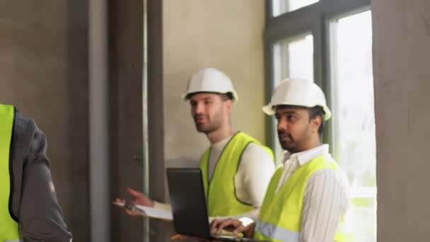 Arquitectos masculinos en cascos reunión en la oficina — Vídeos de Stock