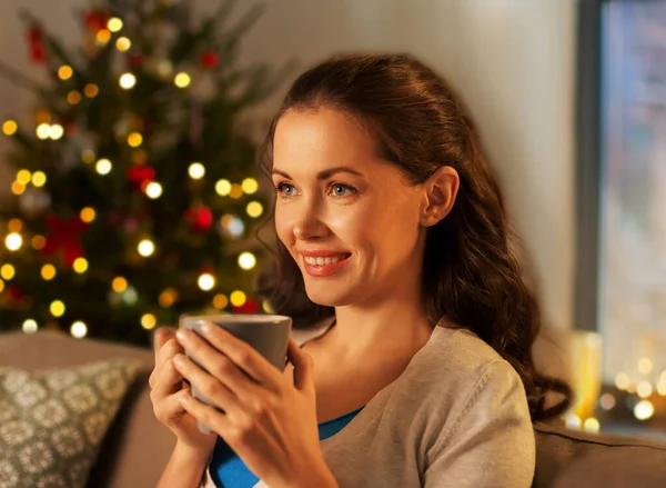 크리스마스에 차나 커피를 마시는 행복 한 여인 — 스톡 사진