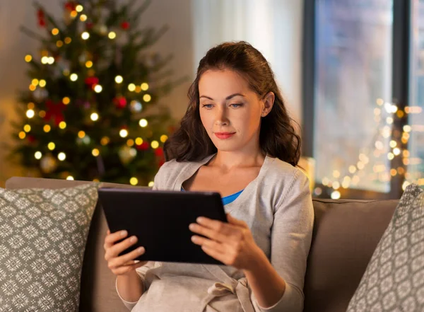 Mulher feliz com tablet pc em casa no Natal — Fotografia de Stock