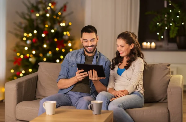 Gelukkig paar met tablet pc thuis op kerst — Stockfoto