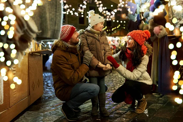 Heureuse famille au marché de Noël en ville — Photo