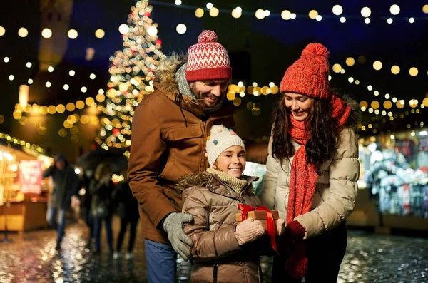 Şehirdeki Noel pazarında hediyeli mutlu bir aile — Stok fotoğraf