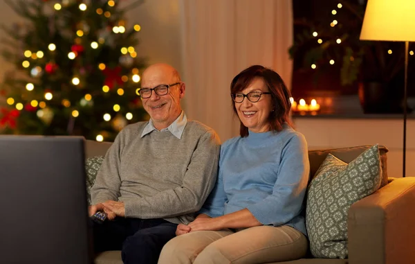 Gelukkig senior paar kijken tv op kerst — Stockfoto