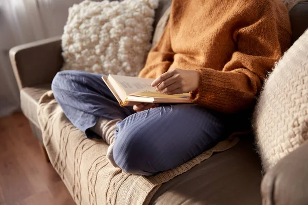 Mujer en suéter cálido libro de lectura en casa — Foto de Stock