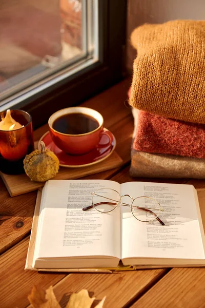 Książki, kawy i jesiennych swetrów na parapecie — Zdjęcie stockowe