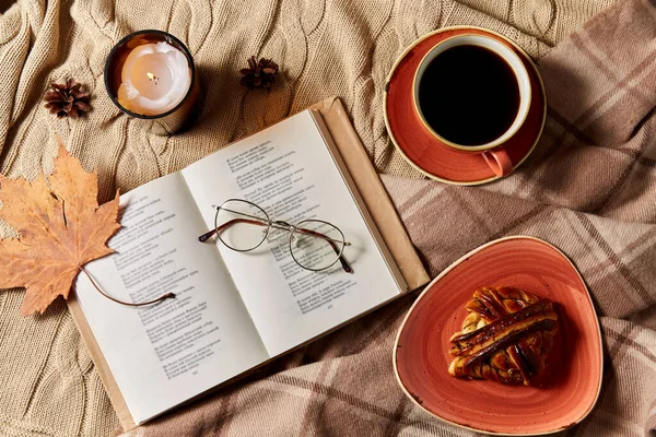 Livro, pão de canela, café e vela no outono — Fotografia de Stock