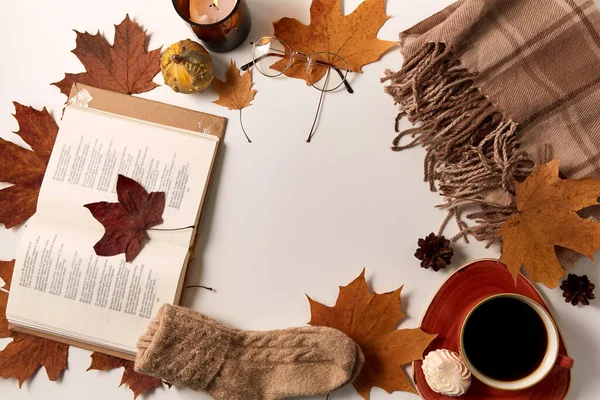 Livro, café, meias, cobertor e folhas de outono — Fotografia de Stock