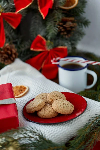 Biscotti sul piatto e decorazioni natalizie a casa — Foto Stock