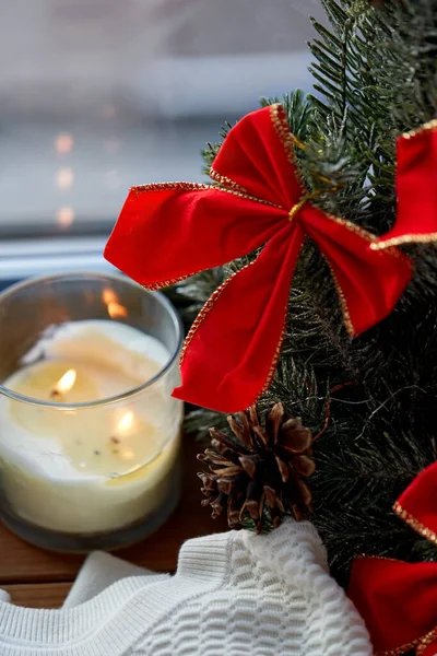 Grinalda de Natal e vela no peitoril da janela em casa — Fotografia de Stock