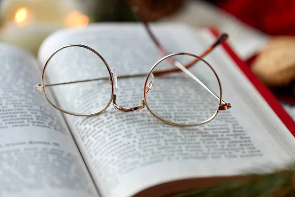 クリスマスには本や眼鏡を閉じて — ストック写真