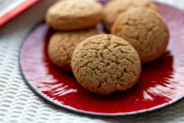 Primo piano dei biscotti di farina d'avena sul piatto di ceramica rossa — Foto Stock