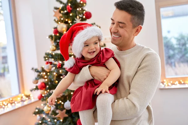 Feliz padre y niña sobre el árbol de Navidad — Foto de Stock