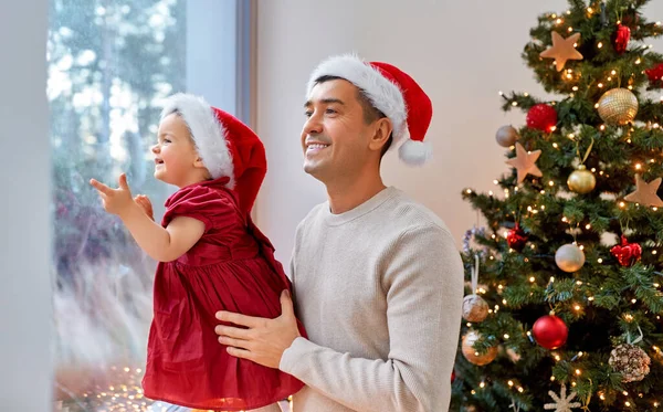 Baba ve bebek evde Noel 'de. — Stok fotoğraf