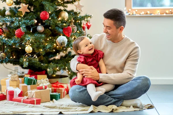 Mutlu baba ve bebek Noel 'de — Stok fotoğraf