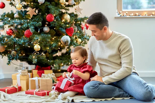 Mutlu baba ve bebek Noel 'de — Stok fotoğraf