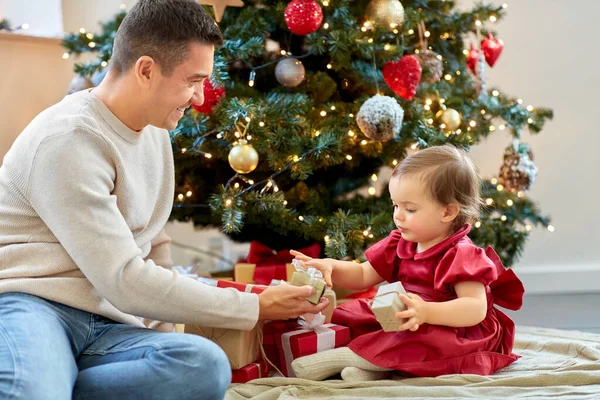 Glücklicher Vater und kleine Tochter an Weihnachten — Stockfoto