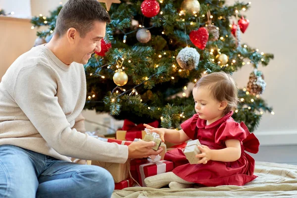 Mutlu baba ve bebek Noel 'de — Stok fotoğraf