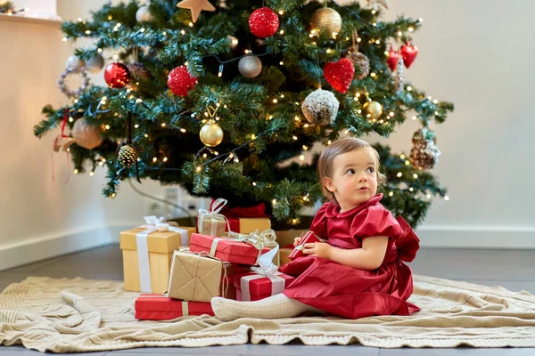 Glücklich Baby Mädchen öffnet Weihnachtsgeschenke zu Hause — Stockfoto