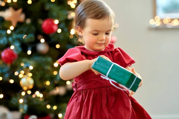 Felice bambina con regalo di Natale a casa — Foto Stock