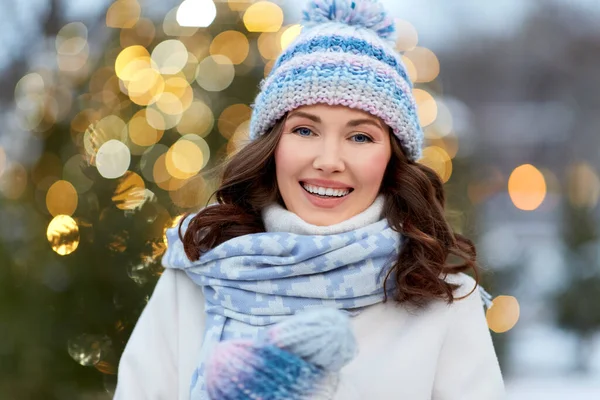 Gelukkig vrouw wandelen in kerst stad in de winter — Stockfoto