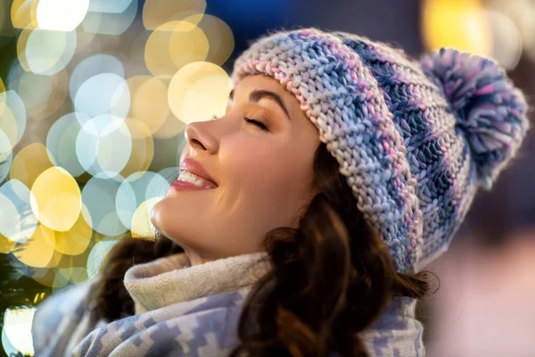 Retrato de la joven feliz en las luces de Navidad —  Fotos de Stock