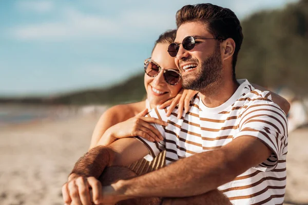 Pareja feliz escalofriante en la playa de verano — Foto de Stock