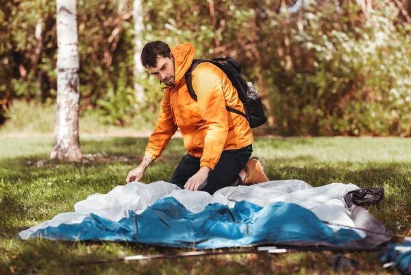 Homme installant la tente à l'extérieur — Photo