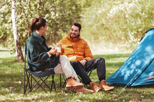 Casal feliz beber chá no acampamento tenda — Fotografia de Stock