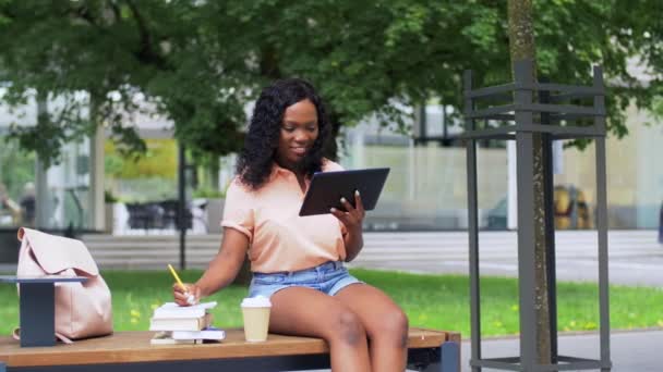 Menina estudante africano feliz com tablet pc na cidade — Vídeo de Stock