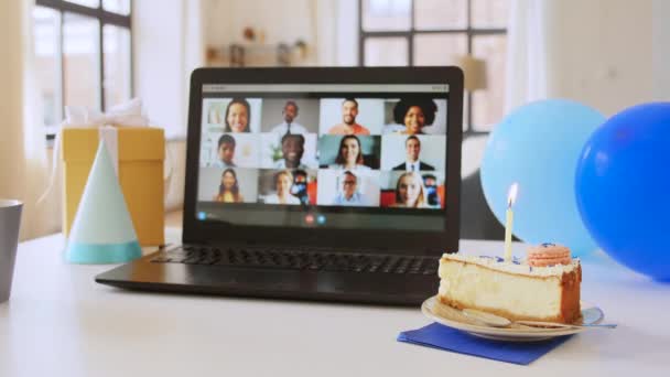가상 생일 파티를 하는 사람들이 있는 노트북 — 비디오