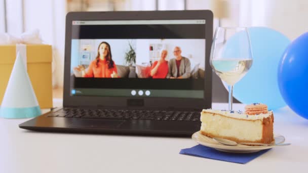 Laptop με οικογένεια που έχουν εικονικό πάρτι γενεθλίων — Αρχείο Βίντεο