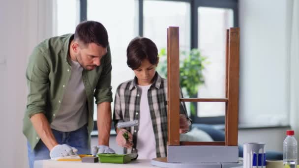 Père et fils peinture vieille table en couleur grise — Video