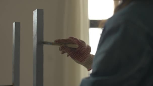 Mujer pintando mesa o silla de madera vieja en gris — Vídeo de stock